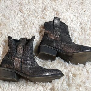 Charles by Charles David Silver Metallic Leather Booties Size 5